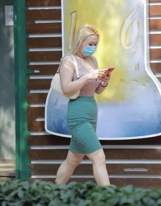 穿搭 小姐姐的包臀裙搭配宽松背心,给人眼前一亮的时尚感