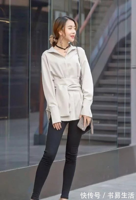 眼镜|街拍:扎短马尾的小姐姐,戴上一副眼镜,很有御姐的风范呢