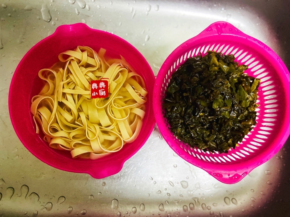 两种食材,简单搭配一下,超好吃的下饭菜就安排上了