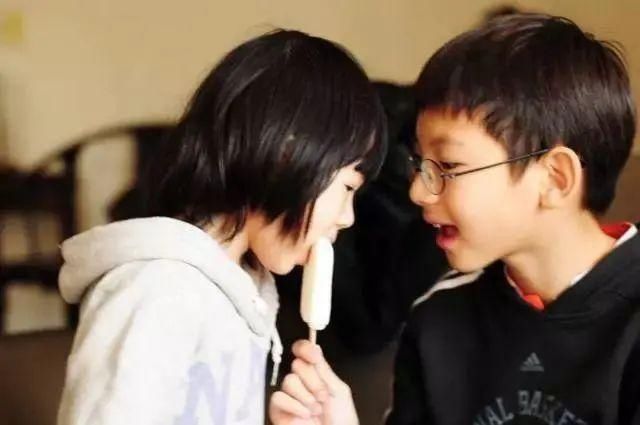 孩子|妹妹与哥哥相差10岁,哥哥带妹出行一脸生无可恋:比书包重多了