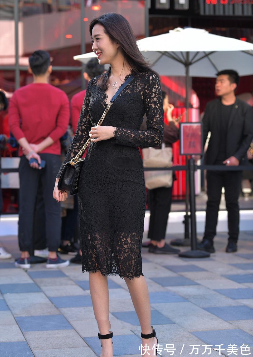 高跟鞋 美女脚上搭配一双尖头的高跟鞋,可以彰显她青春活力的风采