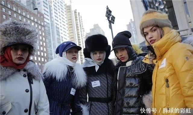 小个子|妹妹小个子这样穿搭,短款羽绒服+阔腿裤+高跟短靴显高时髦好看