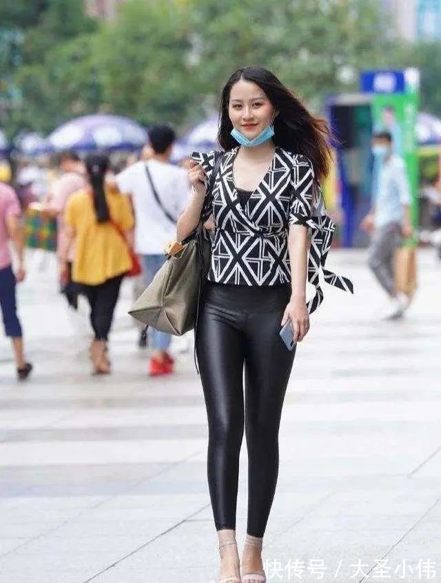 阔腿裤|美女街拍:红色休闲上衣搭配黑色链条短裤,热情似火的感觉,表现出气质