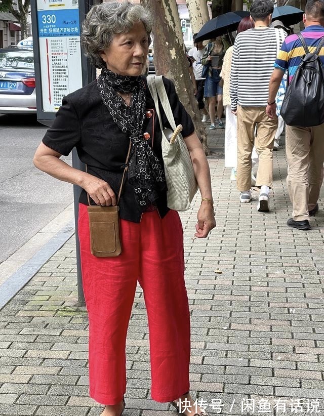 穿背带裤|60岁上海奶奶真时髦!穿背带裤骑单车出门,头上裹块花头巾好拉风