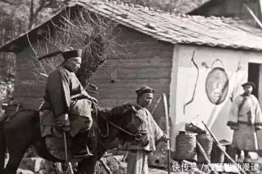 清末|清朝老照片：大臣们排队上朝，撑着花雨伞的格格真漂亮！