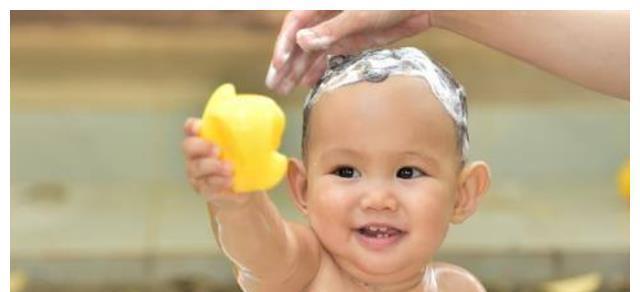 澡盆|给孩子洗澡忘带毛巾,妈妈转身去拿,回来后女儿“永远”闭上双眼