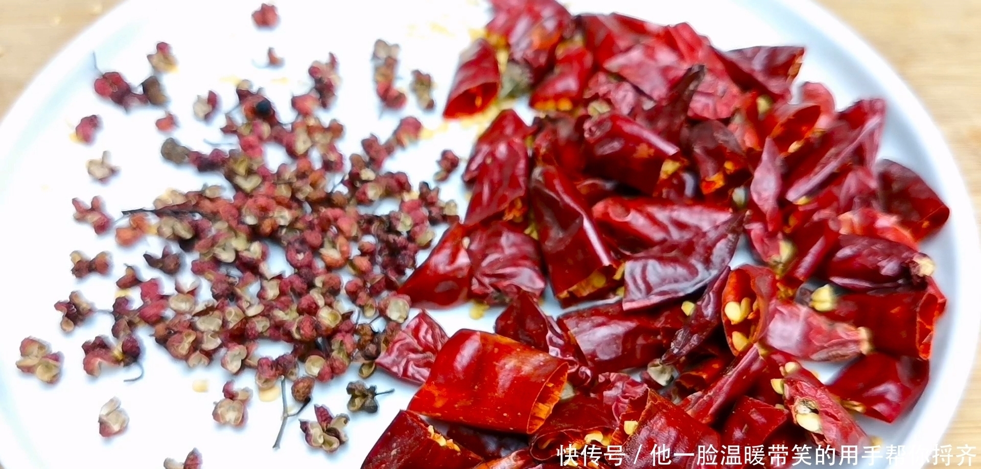 饭店|炒花生米时，掌握这些小诀窍，花生米不黑不糊，放一个月都嘎嘣脆