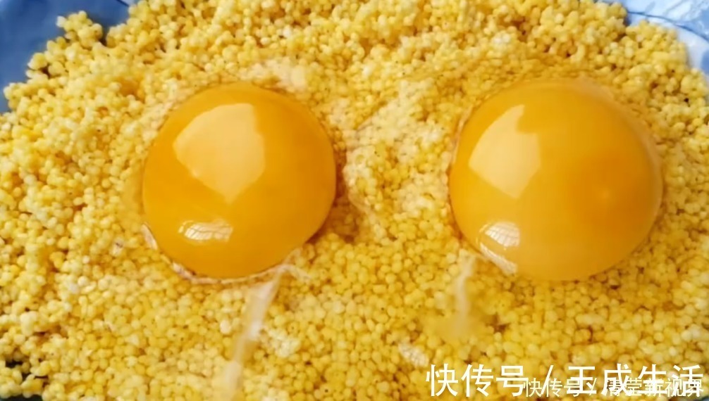 红糖|小米别再熬粥了，加2个鸡蛋，简单一做，营养又美味，出锅抢着吃