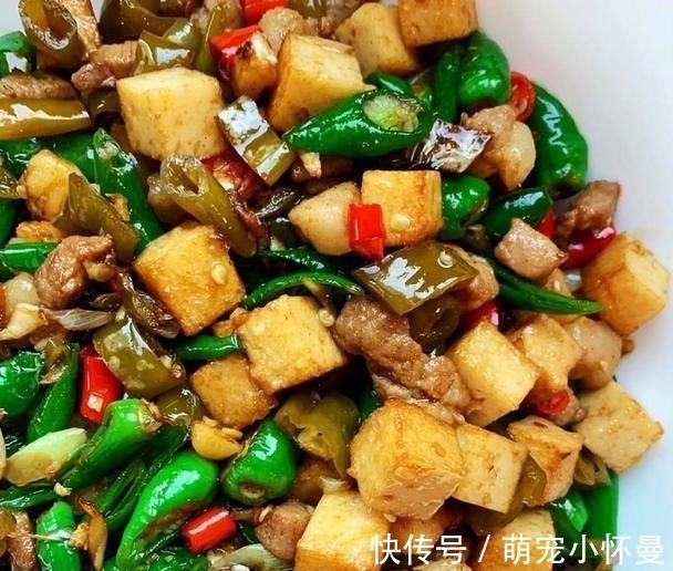 家里神兽送走后,黄磊喝着小酒悠闲自在做美食,网友:闻到香味了