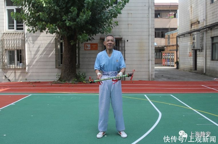  这位|一根花棍、两根手棒，在这位七旬老人手中，玩出了花