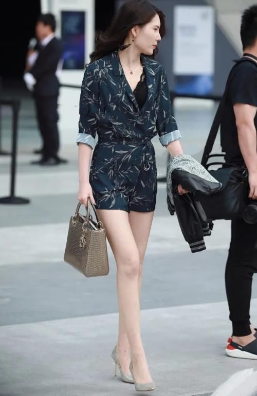 墨绿色西装款连衣裙，搭配亮闪闪的尖头高跟鞋，穿出高贵优雅范