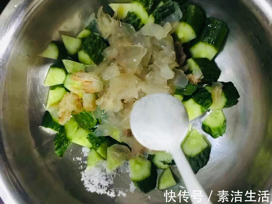 黄瓜|海蜇头这么一拌太好吃了,酸辣脆爽,端上桌抢着吃