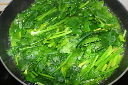 清香|冬天我家最爱吃这绿叶菜，2元买一把，大火一炒，清香开胃