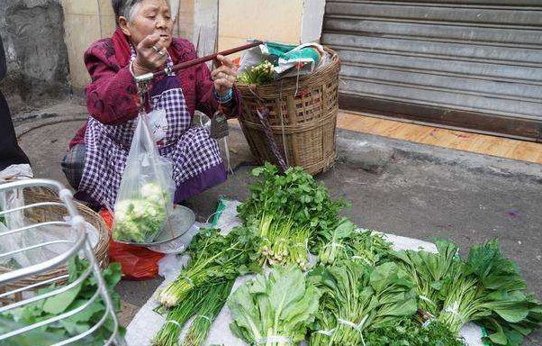  为何人们宁愿去超市高价买菜，也不光顾路边卖菜老人？答案太现实