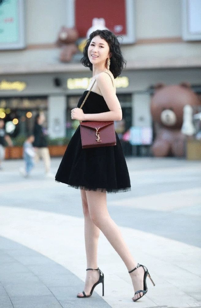 卷发|身穿黑色抹胸公主裙 ,小卷发和精致的五官更配哦,小姐姐笑得很甜