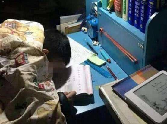 四年级|妈妈深夜在家长群里发了条消息,老师回复四个字,家长们乱作一团