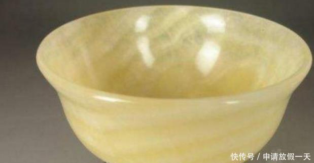 玉碗就|老人拿出一只玉碗,自称从溥仪那买的,专家看到碗底4字被镇住了!