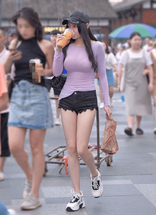 牛仔 紫色紧身秋衣搭配黑色牛仔热裤,美女这身装扮十分吸睛