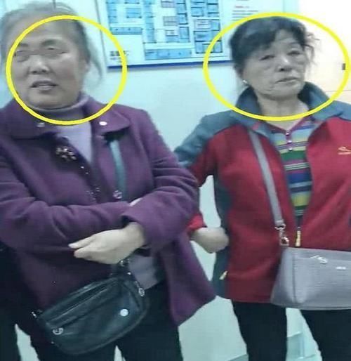 分娩|孕妈分娩,产房外亲妈和婆婆的表情一目了然,网友:亲妈才是真爱