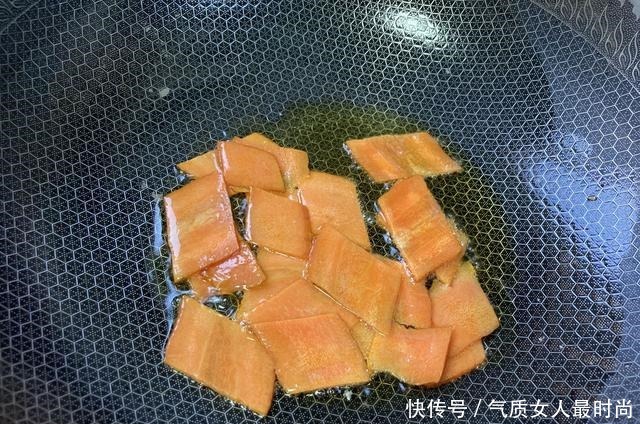 天冷就爱吃这菜，炒一炒五分钟就上桌，爽口美味，全家人都爱吃