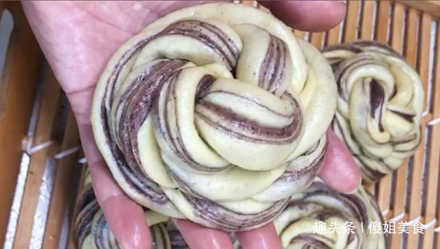 蒸花卷，不要直接就上锅蒸，3个小诀窍，花卷松软多层、不塌陷