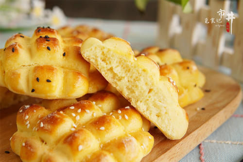 把玉米面倒进煮开的牛奶中,粗粮细作变“奶包”,真是越嚼越香