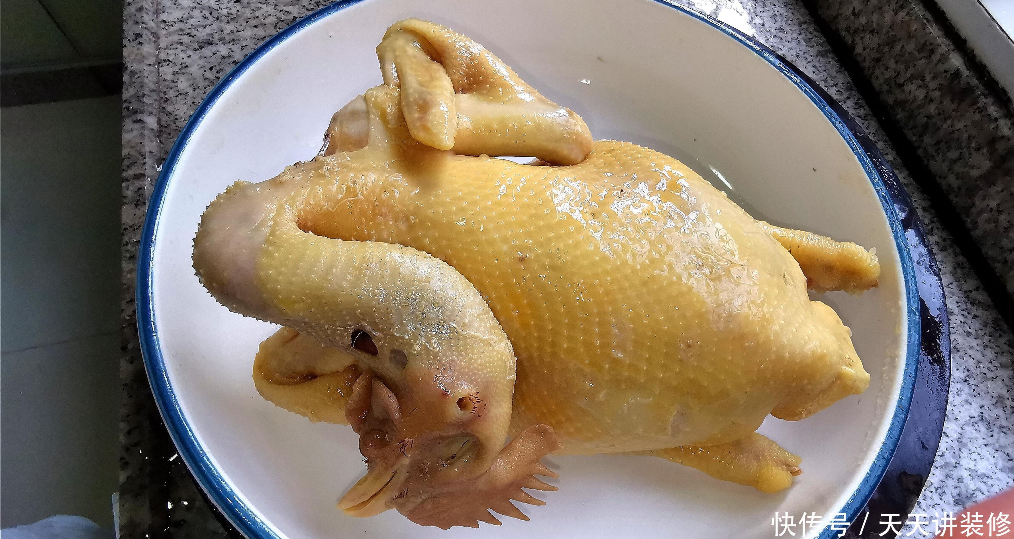大厨教你正宗白切鸡做法,皮爽肉滑鲜美,搭配3碗蘸料,原汁原味