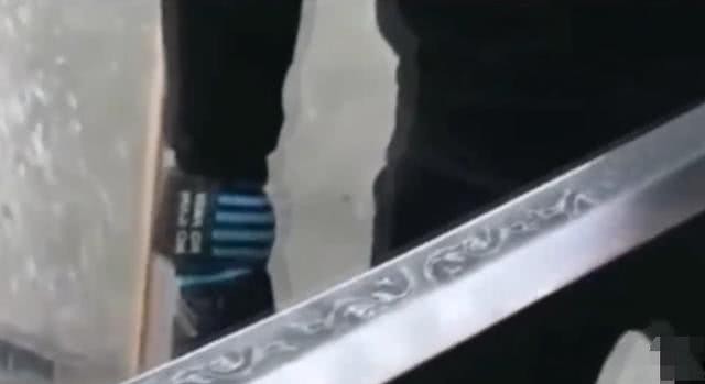 无偿|老农有把溥仪御赐宝刀,专家劝他无偿捐献,其子以十万元将之贱卖