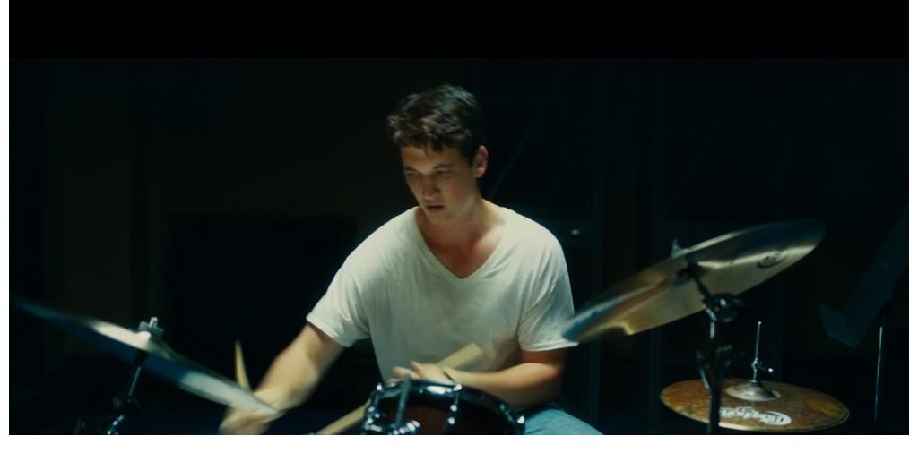 《爆裂鼓手》开场镜头，如何通过剪辑画面塑造紧张的情绪？