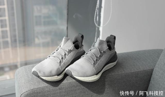 米4|小米再对鞋业造成冲击!年轻人第一双“椰子”,堪比装了弹射器