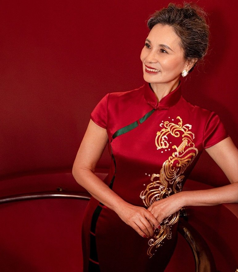 女人要优雅老去！祖孙三代婚礼上同穿旗袍，白发外婆比新娘更抢镜