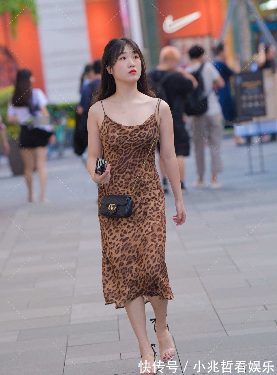 小姐姐|小姐姐搭配毛边破洞短裤，身材性感，火辣迷人