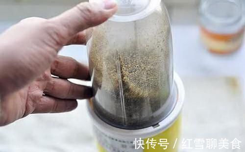 自炒椒盐，吃起来更香，学会这招，随时都能炒，再也不用买