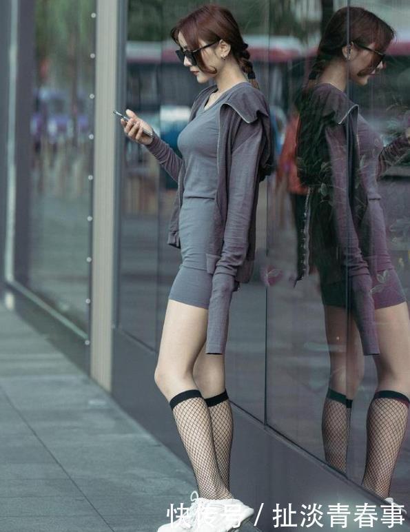 丝袜不应该穿到大腿根连膝盖也没碰到,美女是当袜子穿了吗