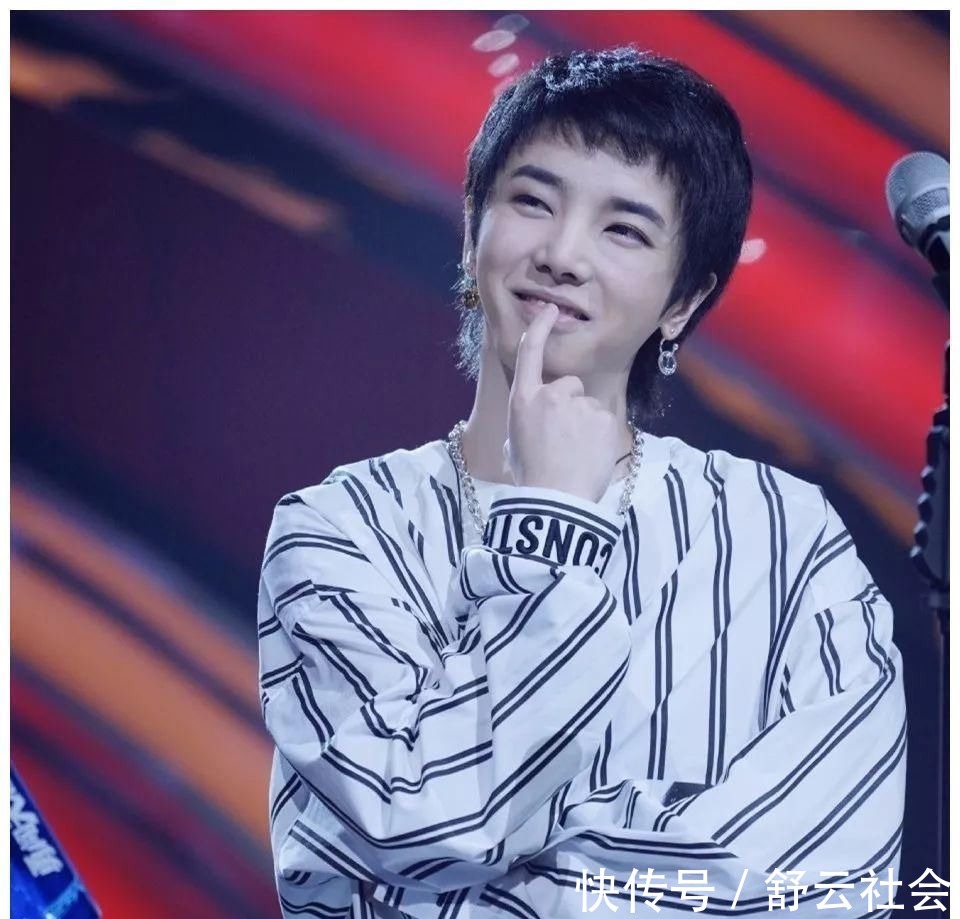 華晨宇曬出吃雞賽獎(jiǎng)杯,這不是重點(diǎn),雙眼無(wú)神似“網(wǎng)癮”少年