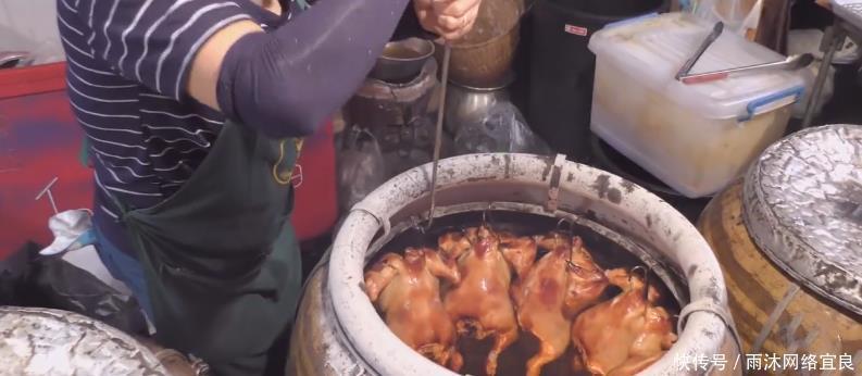 瓦罐|大娘卖“瓦罐烧鸡”,12元一只,半天卖300只,顾客抢也抢不上