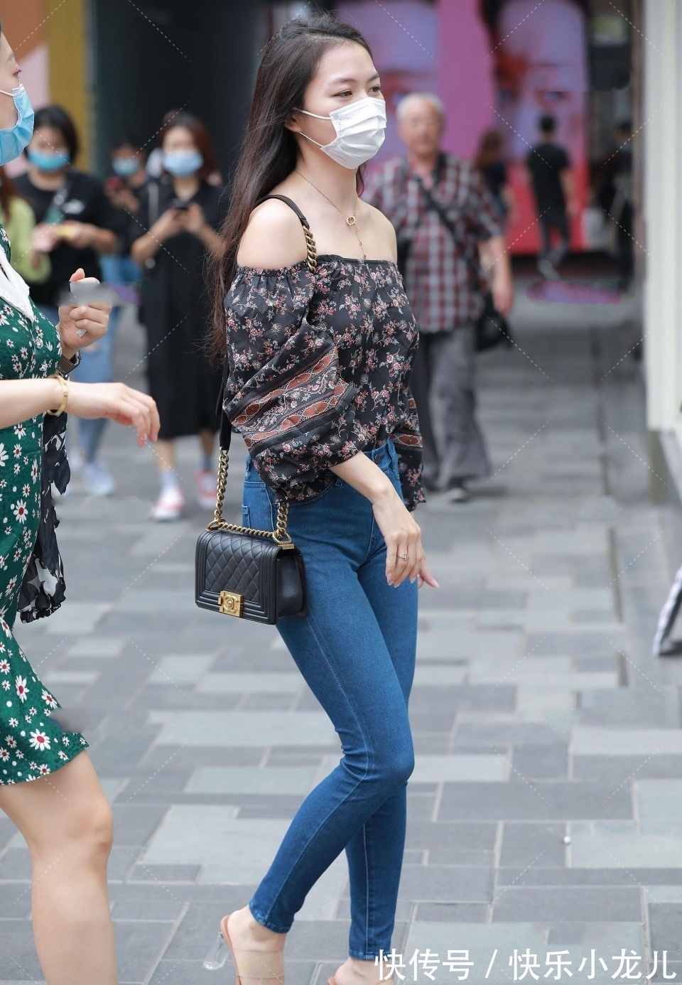 性感|美女腰好细了,穿着时尚搭配超性感,要是我女朋友,被绿我也愿意
