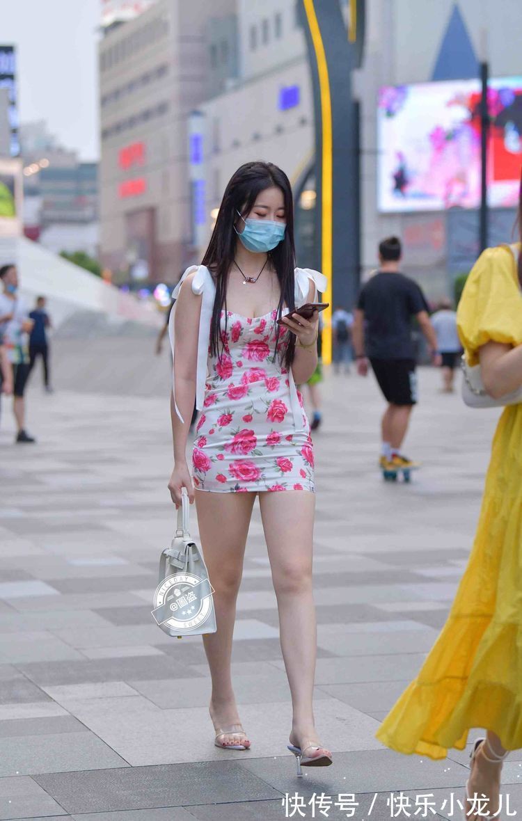 时尚 明艳动人的连衣裙穿搭更是让人心动,时尚百搭又耐看,透人心脾