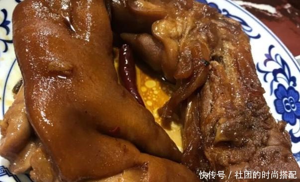 天津这家面馆，招牌菜是炖猪蹄，来吃饭的客人宁可不吃面也要点它