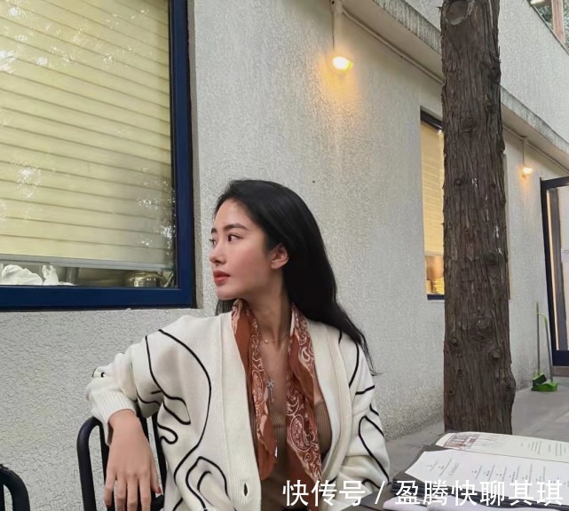 小蛮腰|秋季如何打造温柔风穿搭?选择针织衫就对了好看不过时,快学起来