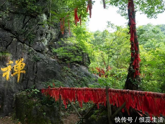 寺庙|中国最“简陋”的寺庙，建在山洞里，没有僧人，游客吐槽对联粗俗