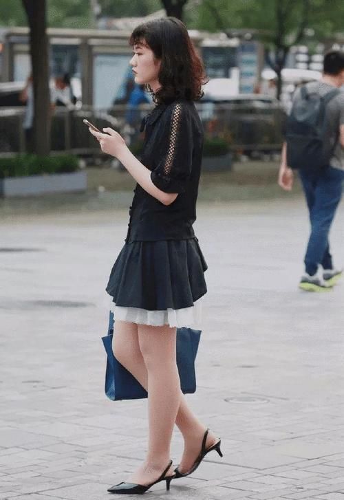 组图|街拍时尚组图：女生搭配高跟鞋，显示出女性年轻魅力的优雅姿态