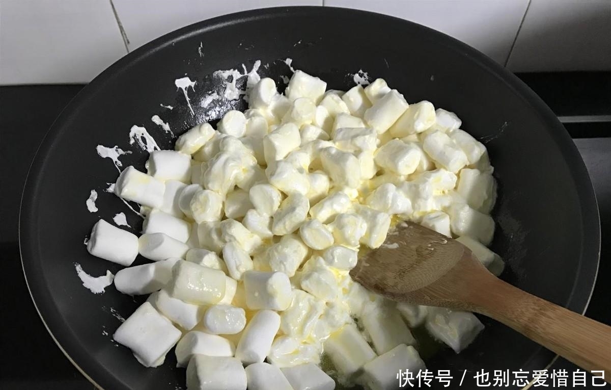 儿子爱吃牛轧糖不用花钱买,自己在家就能做,简单好做无添加