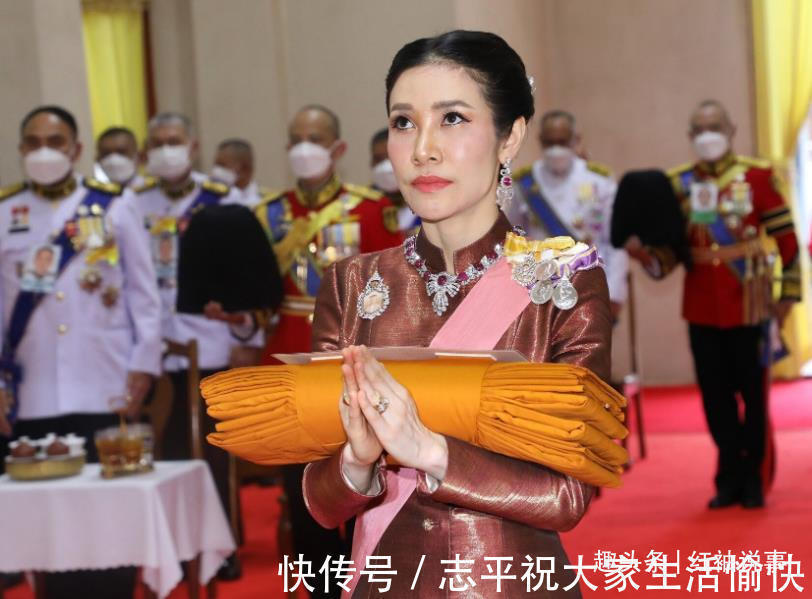 妻妾!妻妾待遇截然不同,43岁苏提达坐拥华盖,诗妮娜用雨伞滥竽充数