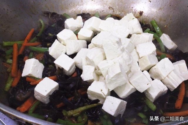 做豆腐小炒,牢记别直接下锅炒豆腐,多做2步,入味还不容易碎