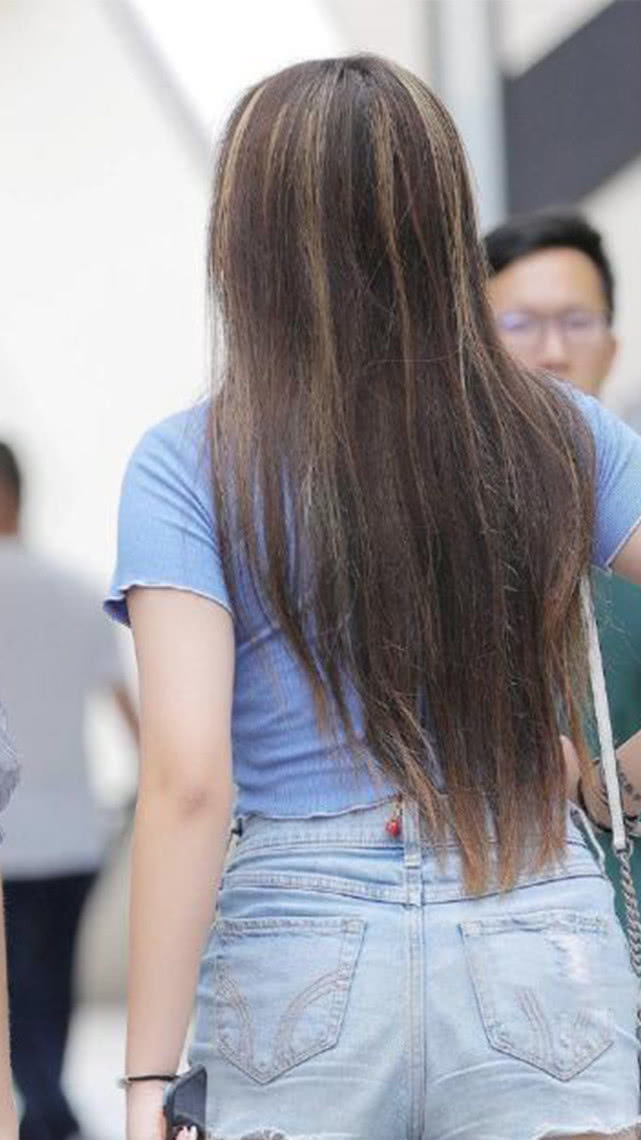 搭配 “周芷若姐姐”身穿海水蓝上衣搭配牛仔短裤，凸显好身材