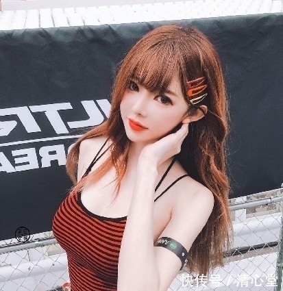 街拍:美女穿上紧身吊带上衣尽显凹凸有致丰满身材,网友:背真美