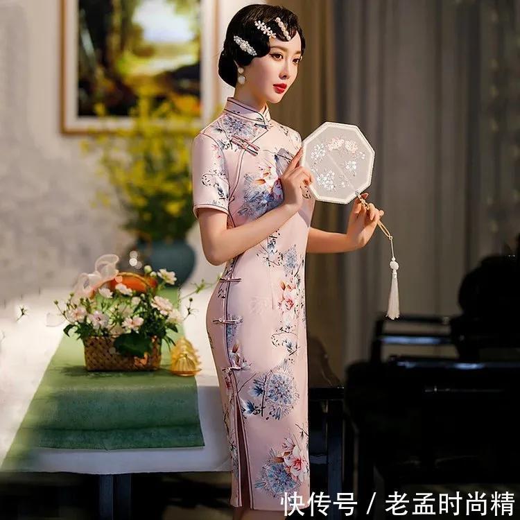 穿搭|甜美浪漫粉色旗袍,柔情满满,夏季穿搭会把整个人描摹的可爱极了