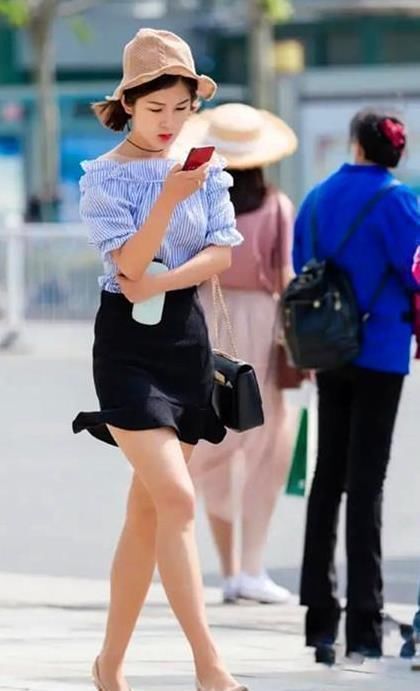 女神|街拍:瑰姿艳逸的美女,一件一字肩上衣配卡其色短裙,时尚女神范