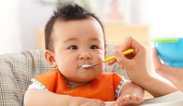 孩子|8个月孩子肠坏死,原因竟是吃错辅食,这3种食物尽量别给娃吃